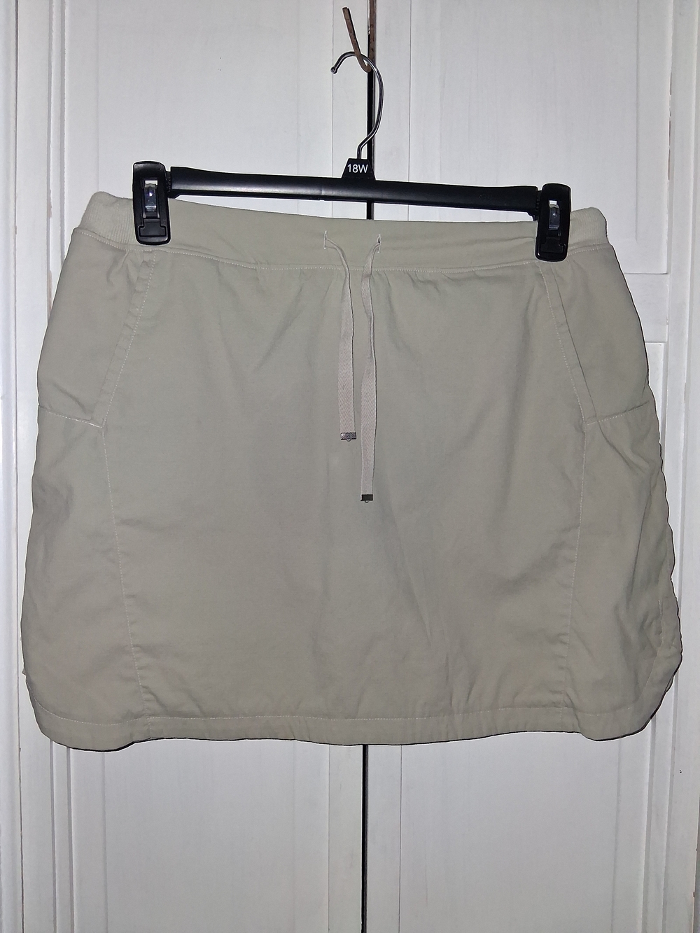 Halcyon Casual Drawstring Mini Golf/Tennis Skirt in Light Khaki